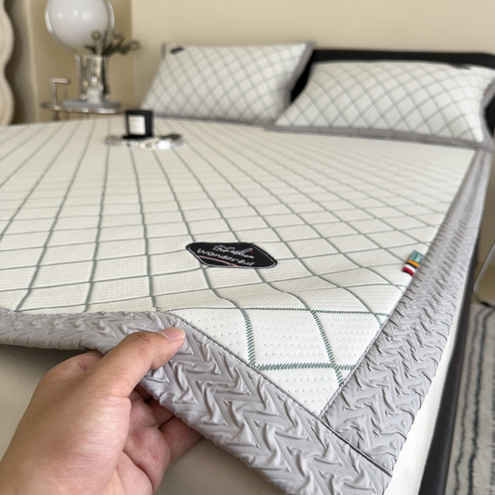 91家纺网 家纺一手货源 找家纺 印季家纺 2026新款轻奢简约凉感丝泡泡席-格调凉席（床席款） 墨绿