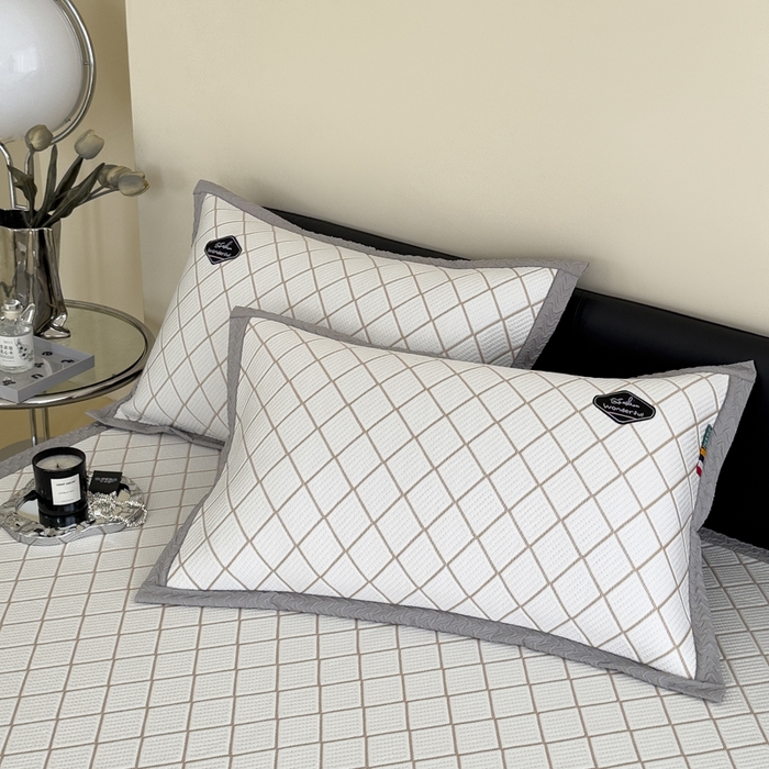 91家纺网 家纺一手货源 找家纺 印季家纺 2026新款轻奢简约凉感丝泡泡席-格调凉席（床席款） 米黄