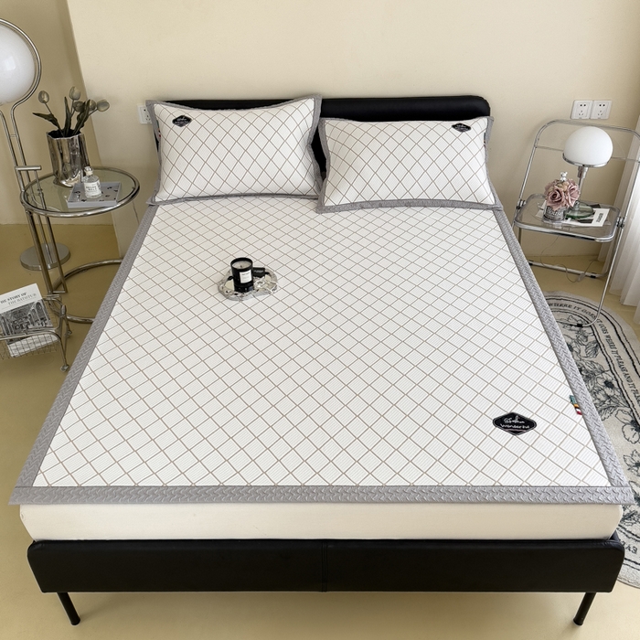 91家纺网 家纺一手货源 找家纺 印季家纺 2026新款轻奢简约凉感丝泡泡席-格调凉席（床席款） 米黄