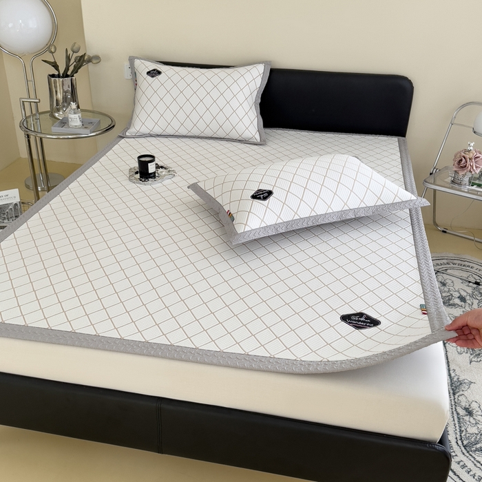 91家纺网 家纺一手货源 找家纺 印季家纺 2026新款轻奢简约凉感丝泡泡席-格调凉席（床席款） 米黄