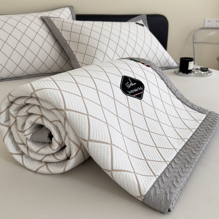 91家纺网 家纺一手货源 找家纺 印季家纺 2026新款轻奢简约凉感丝泡泡席-格调凉席（床席款） 米黄