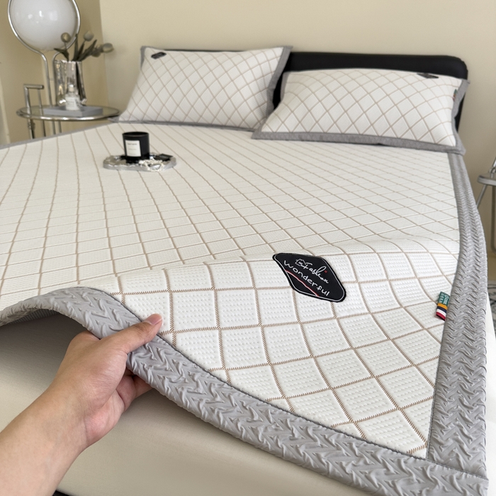 91家纺网 家纺一手货源 找家纺 印季家纺 2026新款轻奢简约凉感丝泡泡席-格调凉席（床席款） 米黄