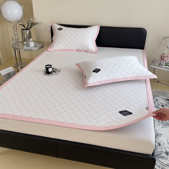 91家纺网 家纺一手货源 找家纺 印季家纺 2026新款轻奢简约凉感丝泡泡席-格调凉席（床席款） 浅粉