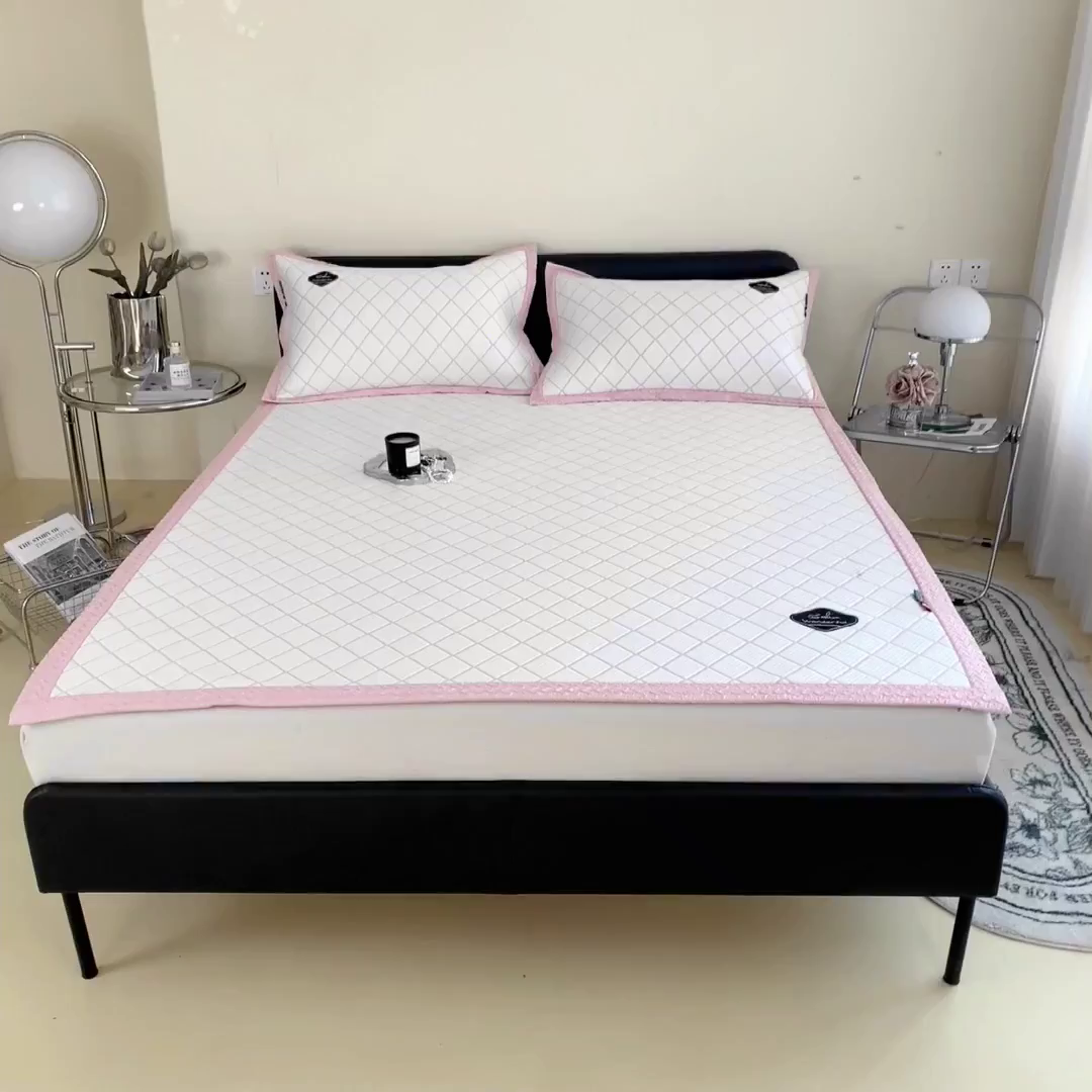 91家纺网 家纺一手货源 找家纺 印季家纺 2026新款轻奢简约凉感丝泡泡席-格调凉席（床席款） 浅粉