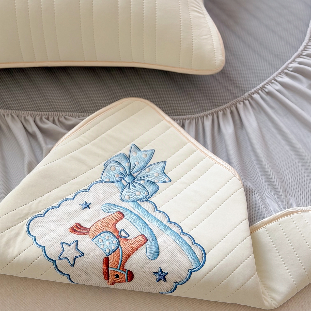 91家纺网 家纺一手货源 找家纺 TT.one 塔塔家居 2026新款A类夏日裸感凉感夏凉垫--小马系列 小马-奶昔黄