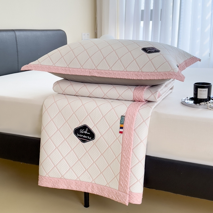 91家纺网 家纺一手货源 找家纺 印季家纺 2026新款轻奢简约凉感丝泡泡席-格调凉席（床笠款） 浅粉