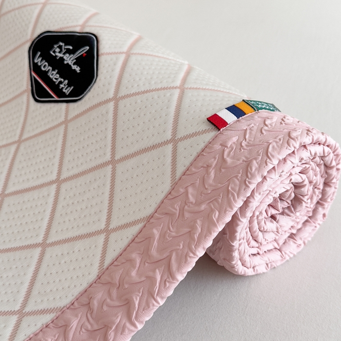 91家纺网 家纺一手货源 找家纺 印季家纺 2026新款轻奢简约凉感丝泡泡席-格调凉席（床笠款） 浅粉