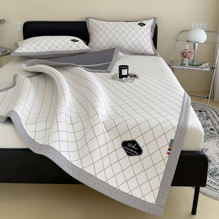 91家纺网 家纺一手货源 找家纺 印季家纺 2026新款轻奢简约凉感丝泡泡席-格调凉席（床笠款） 米黄