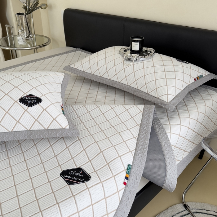 91家纺网 家纺一手货源 找家纺 印季家纺 2026新款轻奢简约凉感丝泡泡席-格调凉席（床笠款） 米黄