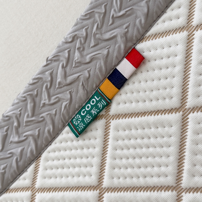 91家纺网 家纺一手货源 找家纺 印季家纺 2026新款轻奢简约凉感丝泡泡席-格调凉席（床笠款） 米黄