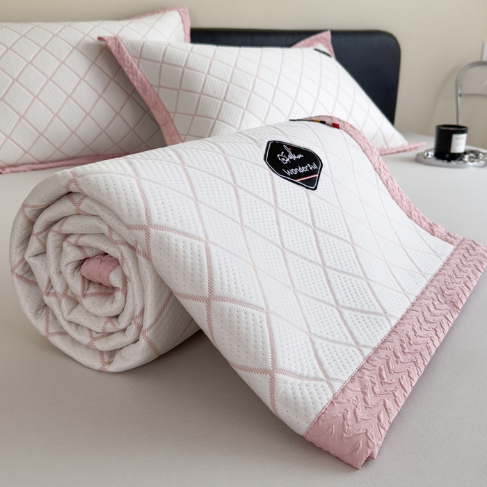 91家纺网 家纺一手货源 找家纺 印季家纺 2026新款轻奢简约凉感丝泡泡席-格调凉席（床笠款） 浅粉