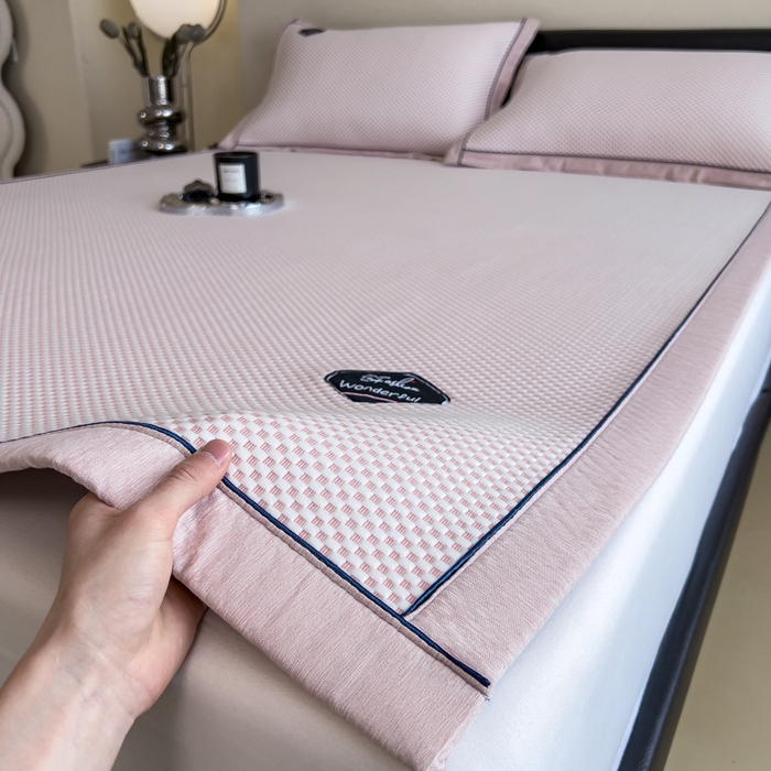 91家纺网 家纺一手货源 找家纺 印季家纺 2026新款凉感系列-华夫格凉感丝软席（床席款） 浅粉