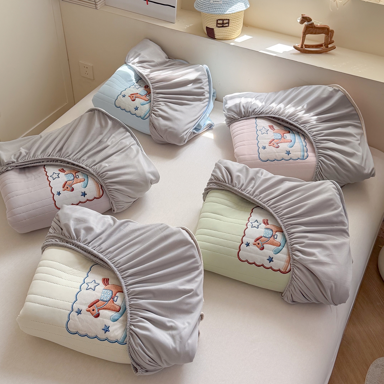 91家纺网 家纺一手货源 找家纺 TT.one 塔塔家居 2026新款A类夏日裸感凉感夏凉垫--小马系列 组合