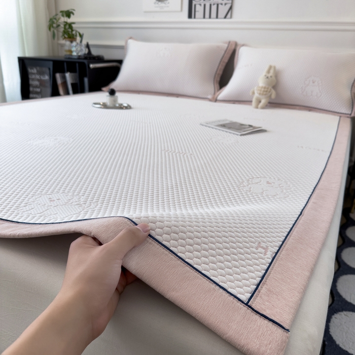 91家纺网 家纺一手货源 找家纺 印季家纺 2026新款凉感系列-卡通凉感丝泡泡软席（床席款） 小狗-粉