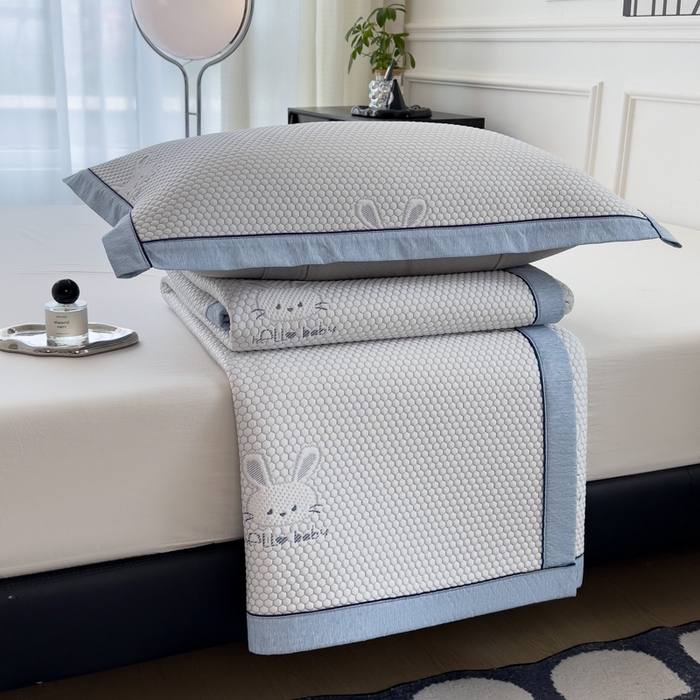 91家纺网 家纺一手货源 找家纺 印季家纺 2026新款凉感系列-卡通凉感丝泡泡软席（床席款） 兔子-蓝