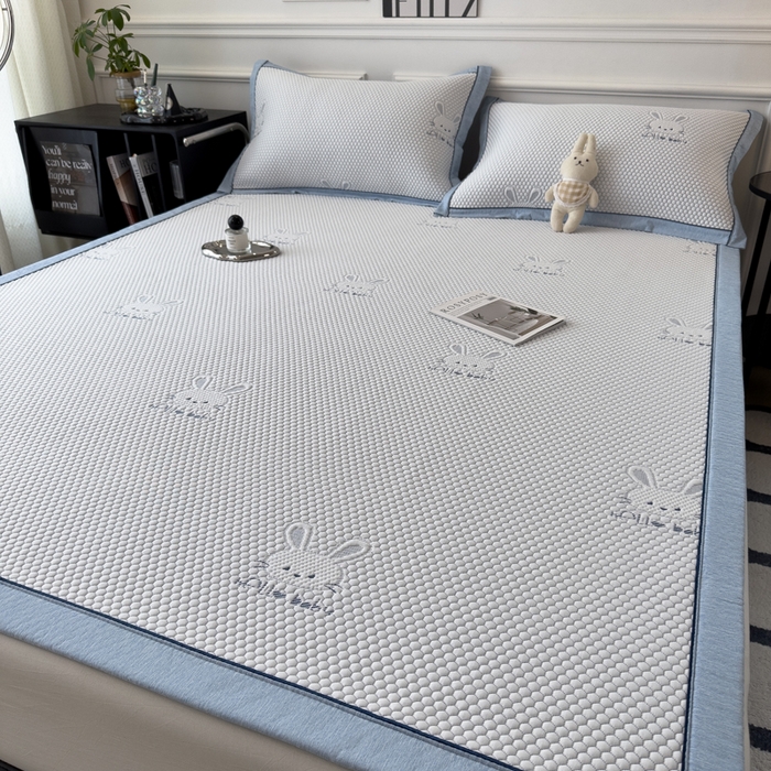 91家纺网 家纺一手货源 找家纺 印季家纺 2026新款凉感系列-卡通凉感丝泡泡软席（床席款） 兔子-蓝