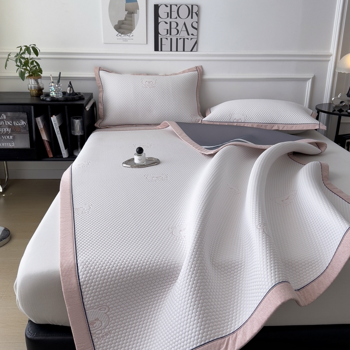 91家纺网 家纺一手货源 找家纺 印季家纺 2026新款凉感系列-卡通凉感丝泡泡软席（床席款） 小熊-粉