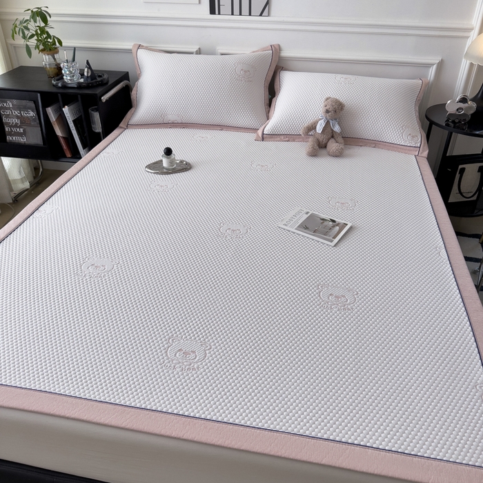 91家纺网 家纺一手货源 找家纺 印季家纺 2026新款凉感系列-卡通凉感丝泡泡软席（床席款） 小熊-粉