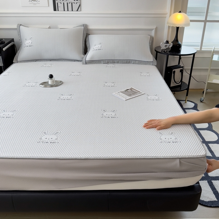 91家纺网 家纺一手货源 找家纺 印季家纺 2026新款凉感系列-卡通凉感丝泡泡软席（床席款） 兔子-灰