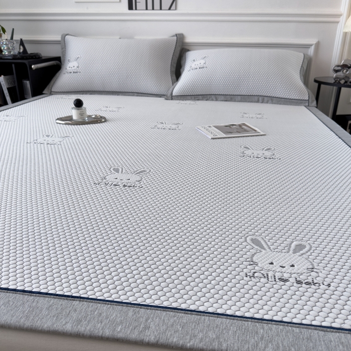 91家纺网 家纺一手货源 找家纺 印季家纺 2026新款凉感系列-卡通凉感丝泡泡软席（床席款） 兔子-灰