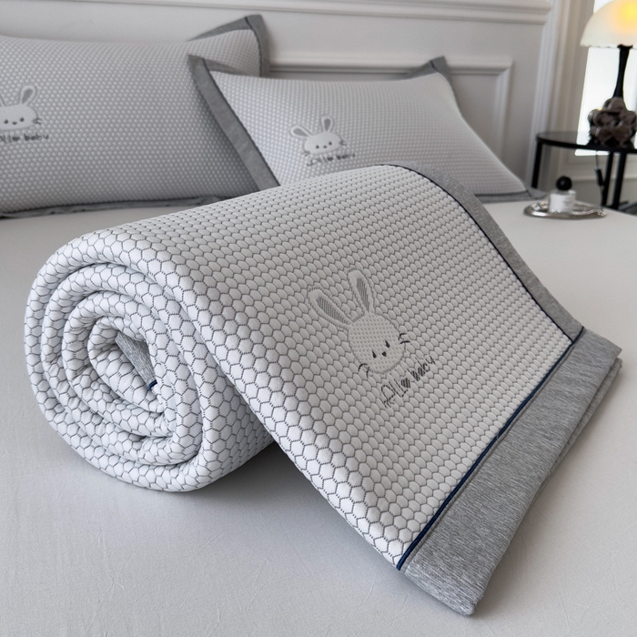 91家纺网 家纺一手货源 找家纺 印季家纺 2026新款凉感系列-卡通凉感丝泡泡软席（床席款） 兔子-灰
