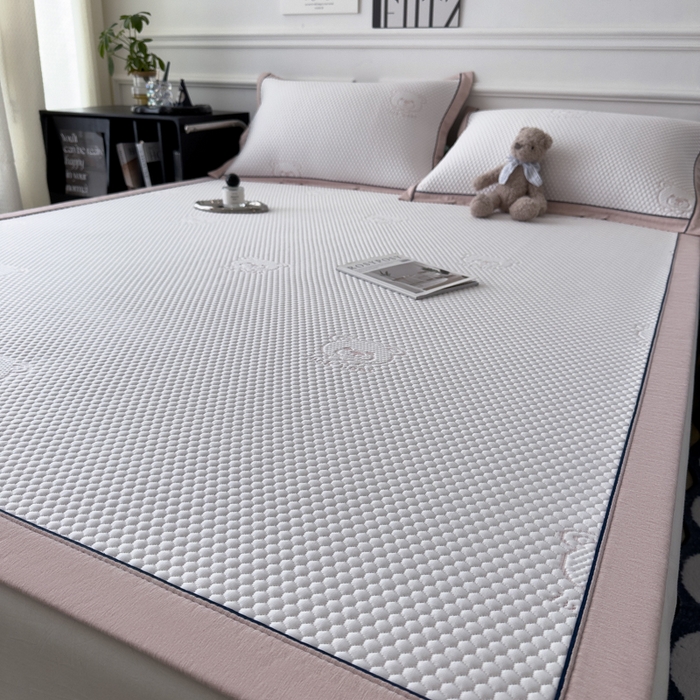 91家纺网 家纺一手货源 找家纺 印季家纺 2026新款凉感系列-卡通凉感丝泡泡软席（床席款） 小熊-粉