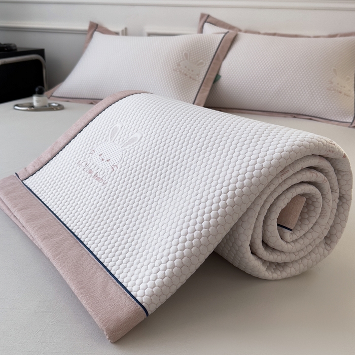 91家纺网 家纺一手货源 找家纺 印季家纺 2026新款凉感系列-卡通凉感丝泡泡软席（床席款） 兔子-粉