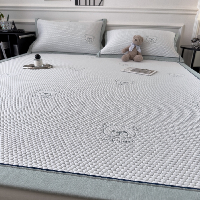 91家纺网 家纺一手货源 找家纺 印季家纺 2026新款凉感系列-卡通凉感丝泡泡软席（床席款） 小熊-绿