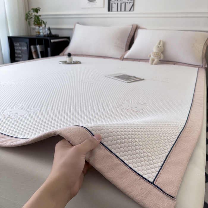 91家纺网 家纺一手货源 找家纺 印季家纺 2026新款凉感系列-卡通凉感丝泡泡软席（床席款） 兔子-粉