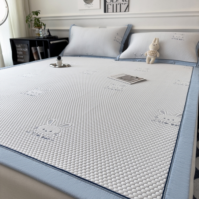 91家纺网 家纺一手货源 找家纺 印季家纺 2026新款凉感系列-卡通凉感丝泡泡软席（床席款） 兔子-蓝