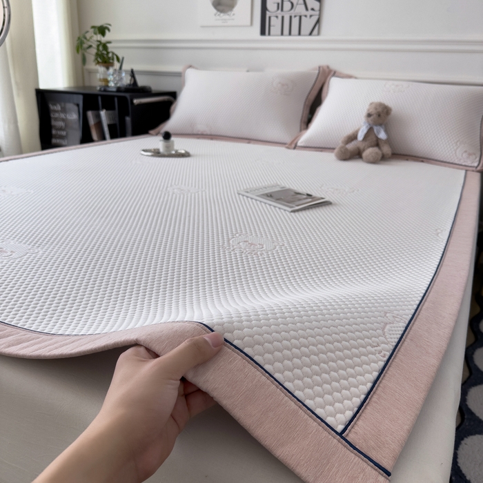 91家纺网 家纺一手货源 找家纺 印季家纺 2026新款凉感系列-卡通凉感丝泡泡软席（床席款） 小熊-粉