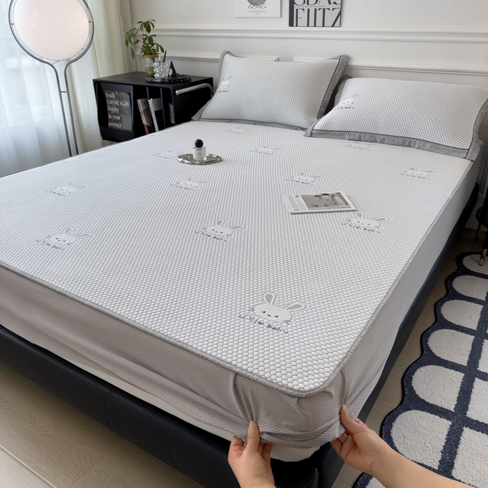 91家纺网 家纺一手货源 找家纺 印季家纺 2026新款凉感系列-卡通凉感丝泡泡软席（床席款） 兔子-灰