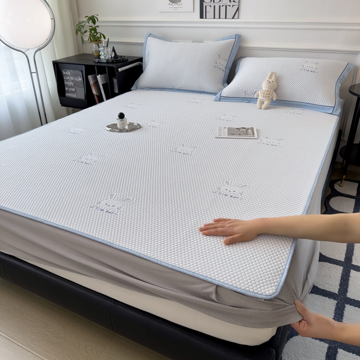 91家纺网 家纺一手货源 找家纺 印季家纺 2026新款凉感系列-卡通凉感丝泡泡软席（床席款） 兔子-蓝