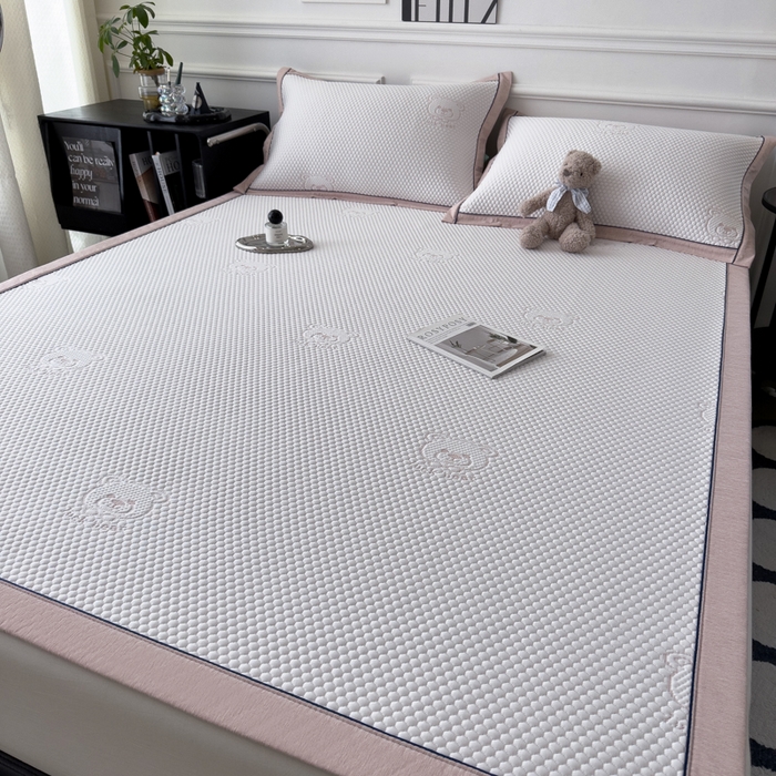 91家纺网 家纺一手货源 找家纺 印季家纺 2026新款凉感系列-卡通凉感丝泡泡软席（床席款） 小熊-粉