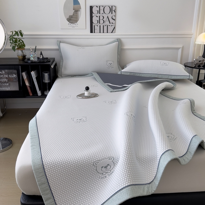 91家纺网 家纺一手货源 找家纺 印季家纺 2026新款凉感系列-卡通凉感丝泡泡软席（床席款） 小熊-绿