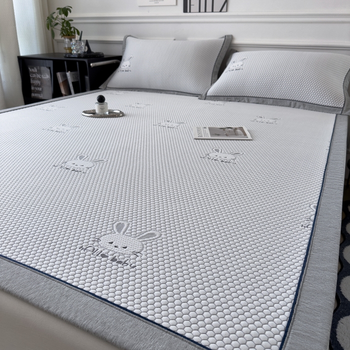 91家纺网 家纺一手货源 找家纺 印季家纺 2026新款凉感系列-卡通凉感丝泡泡软席（床席款） 兔子-灰