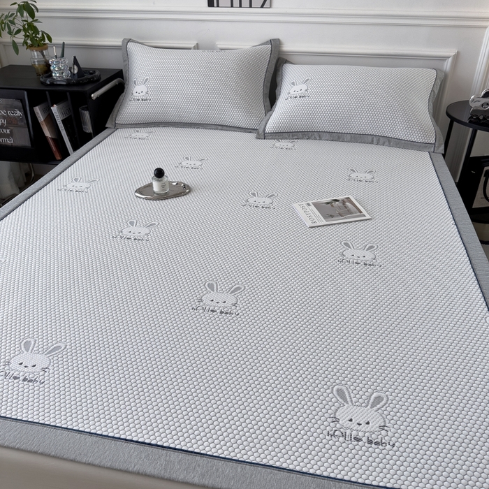 91家纺网 家纺一手货源 找家纺 印季家纺 2026新款凉感系列-卡通凉感丝泡泡软席（床席款） 兔子-灰