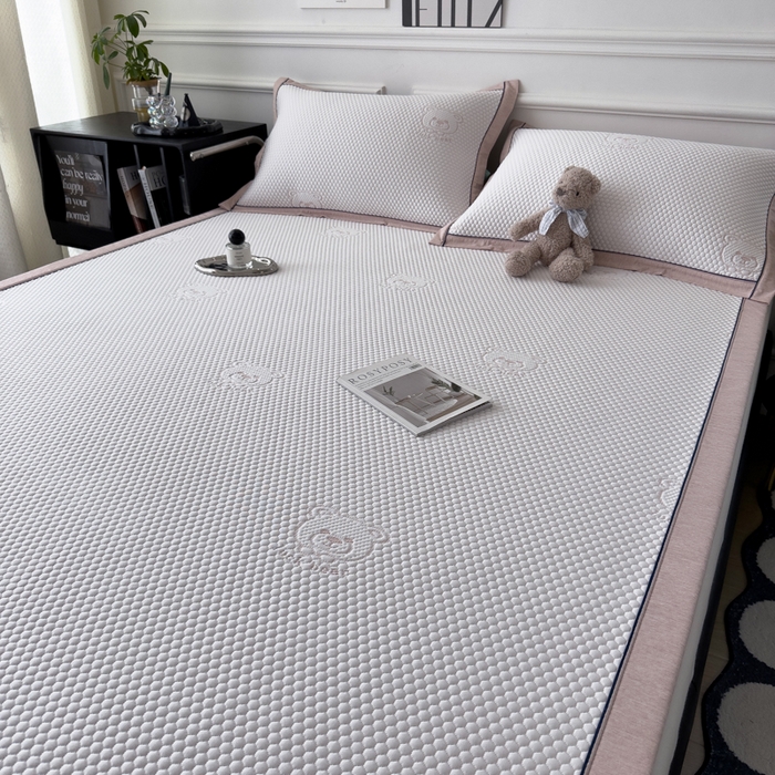 91家纺网 家纺一手货源 找家纺 印季家纺 2026新款凉感系列-卡通凉感丝泡泡软席（床席款） 小熊-粉