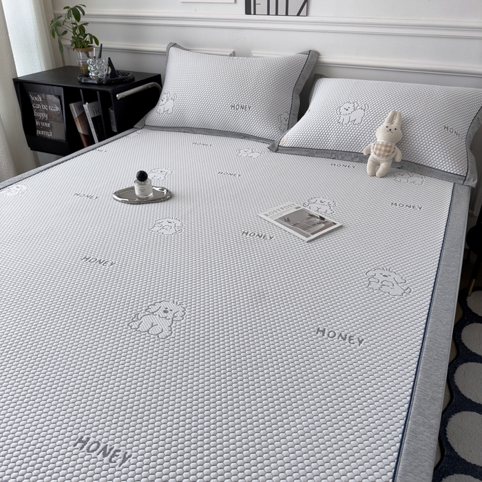 91家纺网 家纺一手货源 找家纺 印季家纺 2026新款凉感系列-卡通凉感丝泡泡软席（床席款） 小狗-灰