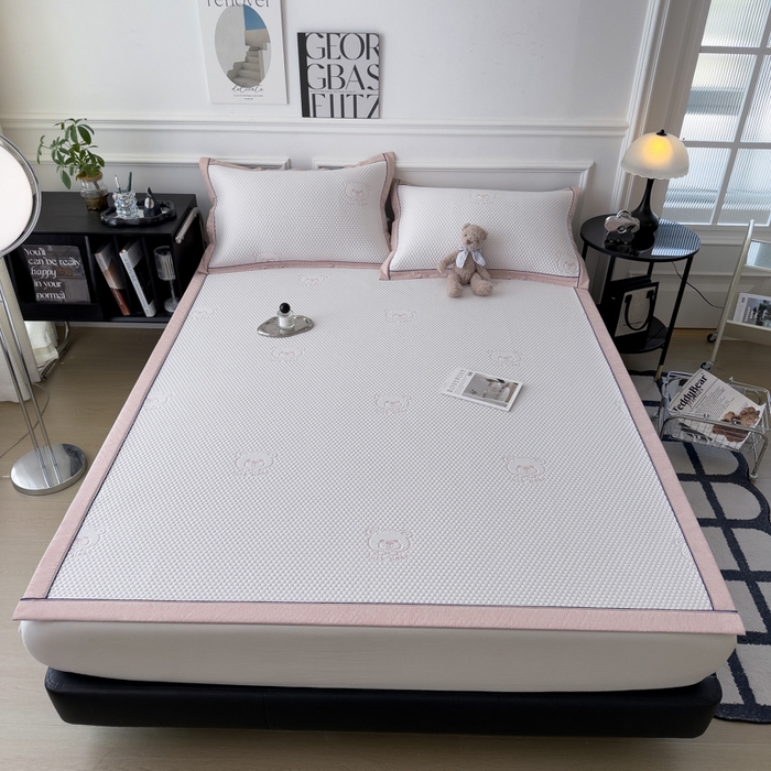 91家纺网 家纺一手货源 找家纺 印季家纺 2026新款凉感系列-卡通凉感丝泡泡软席（床席款） 小熊-粉