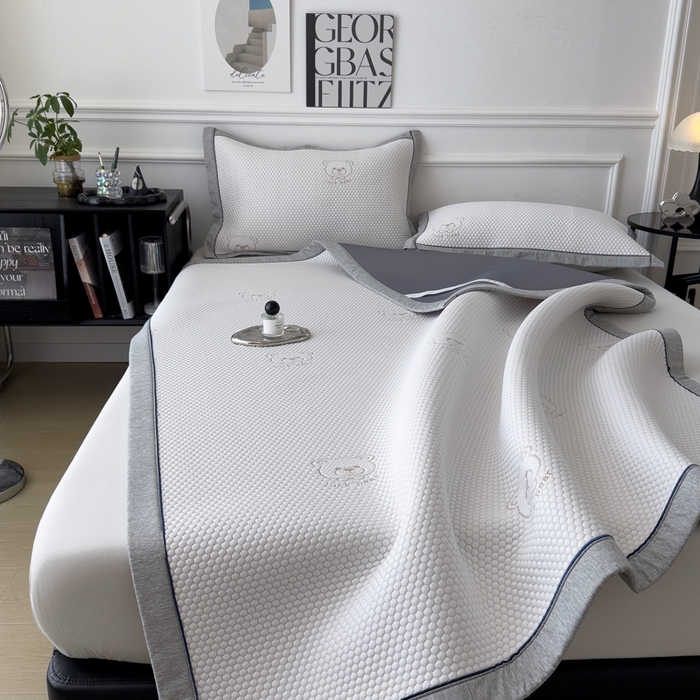 91家纺网 家纺一手货源 找家纺 印季家纺 2026新款凉感系列-卡通凉感丝泡泡软席（床席款） 小熊-咖