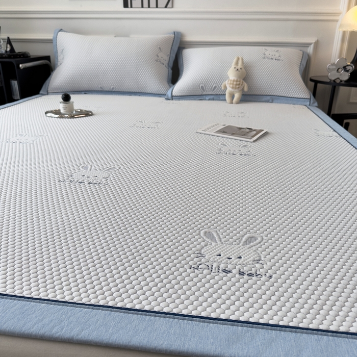 91家纺网 家纺一手货源 找家纺 印季家纺 2026新款凉感系列-卡通凉感丝泡泡软席（床席款） 兔子-蓝