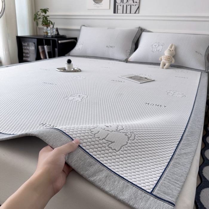 91家纺网 家纺一手货源 找家纺 印季家纺 2026新款凉感系列-卡通凉感丝泡泡软席（床席款） 小狗-灰