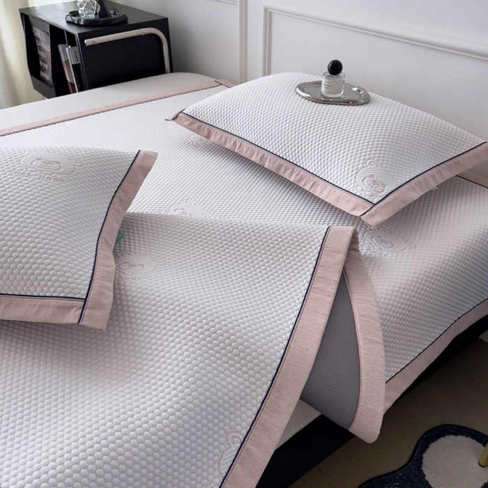 91家纺网 家纺一手货源 找家纺 印季家纺 2026新款凉感系列-卡通凉感丝泡泡软席（床席款） 小熊-粉