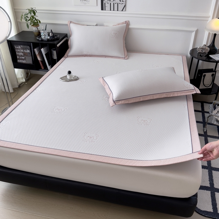 91家纺网 家纺一手货源 找家纺 印季家纺 2026新款凉感系列-卡通凉感丝泡泡软席（床席款） 小熊-粉