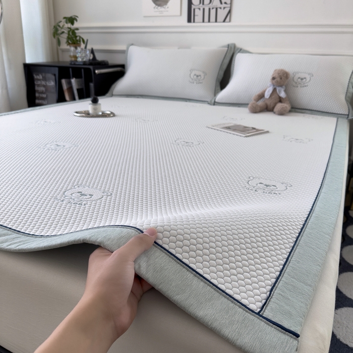 91家纺网 家纺一手货源 找家纺 印季家纺 2026新款凉感系列-卡通凉感丝泡泡软席（床席款） 小熊-绿