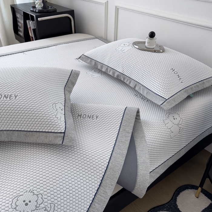 91家纺网 家纺一手货源 找家纺 印季家纺 2026新款凉感系列-卡通凉感丝泡泡软席（床席款） 小狗-灰