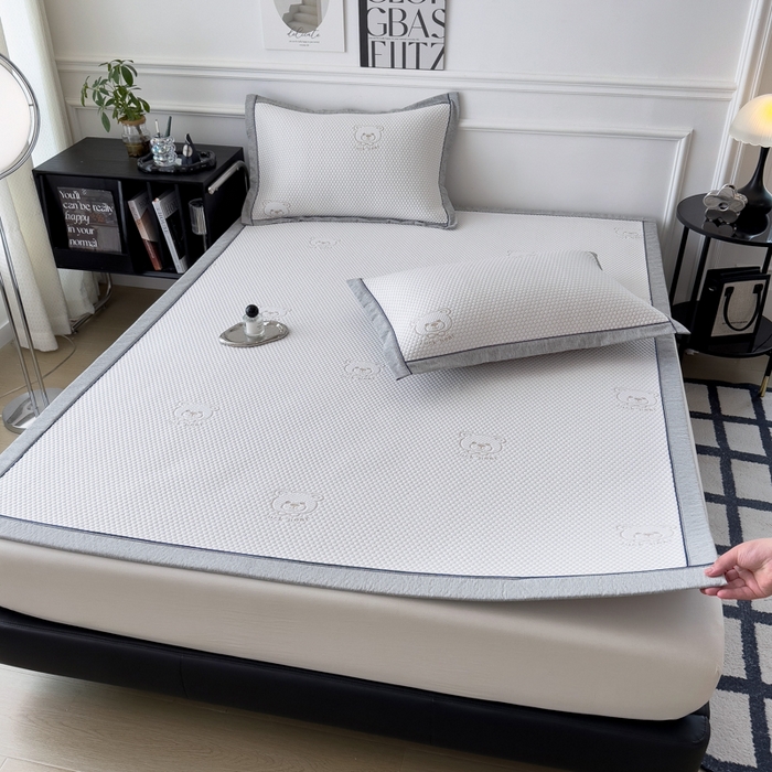 91家纺网 家纺一手货源 找家纺 印季家纺 2026新款凉感系列-卡通凉感丝泡泡软席（床席款） 小熊-咖