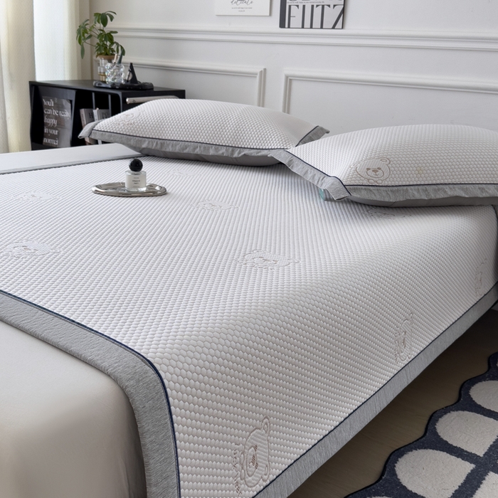 91家纺网 家纺一手货源 找家纺 印季家纺 2026新款凉感系列-卡通凉感丝泡泡软席（床席款） 小熊-咖