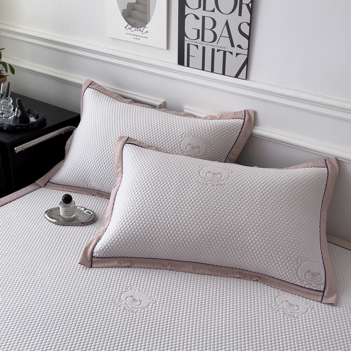 91家纺网 家纺一手货源 找家纺 印季家纺 2026新款凉感系列-卡通凉感丝泡泡软席（床席款） 小熊-粉